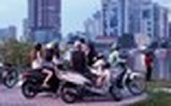 Người dân TPHCM đổ về Bến Bạch Đằng, trầm trồ trước cảnh tượng chưa từng thấy